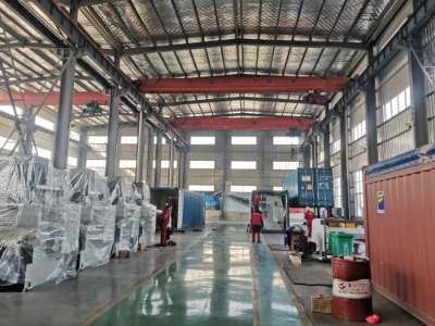 Bagaimana Mesin Bending Besar ini menangani kompensasi puncak untuk defleksi pada seluruh panjang tekukan?